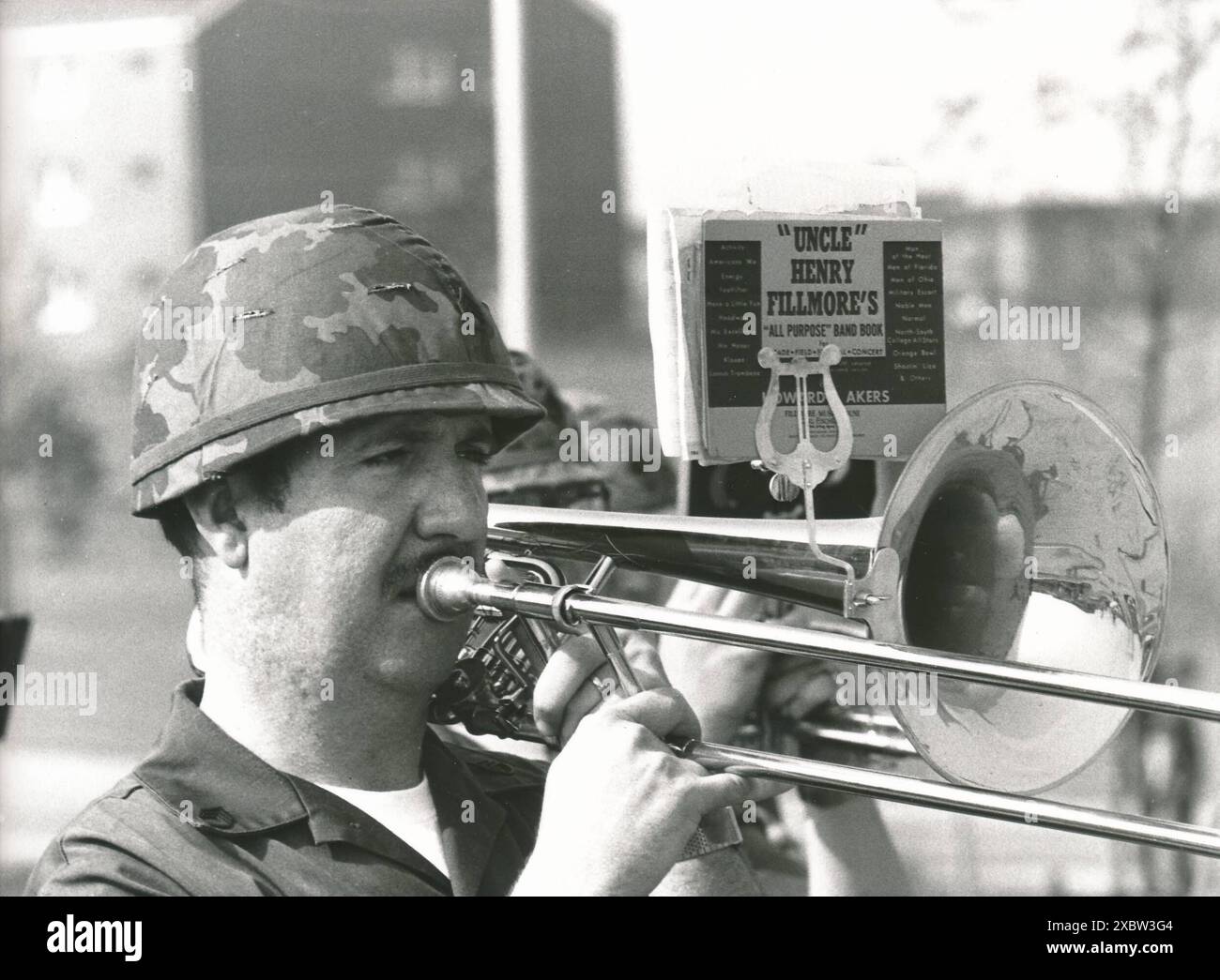 Un musicista dell'esercito americano è visto alla base aerea degli Stati Uniti 1982 a Ramstein, Germania *** Un musicista dell'esercito degli Stati Uniti è visto alla base aerea degli Stati Uniti 1982 a Ramstein, Germania Foto Stock