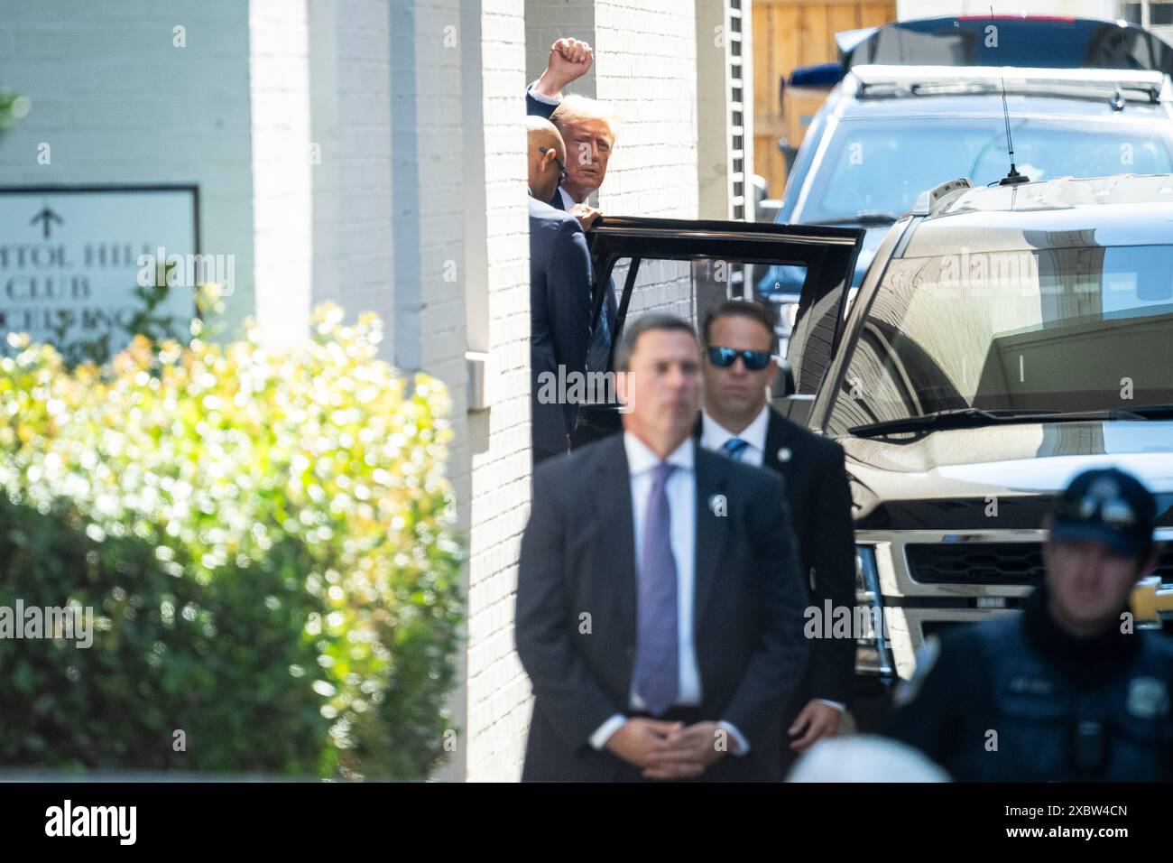 Washington, Stati Uniti. 13 giugno 2024. L'ex presidente Donald Trump parte dopo un incontro con la House Republican Conference, al Capitol Hill Club, a Washington, DC, giovedì 13 giugno, 2024. (Graeme Sloan/Sipa USA) credito: SIPA USA/Alamy Live News Foto Stock