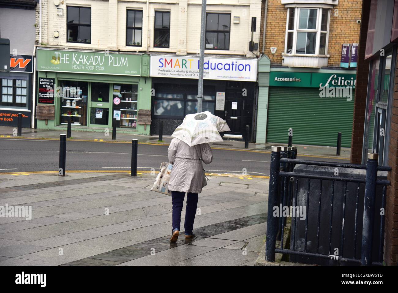 Le foto mostrano il centro di Bridgend, 3 settimane prima delle elezioni generali del 2024, un posto chiave per il Partito Laburista. Foto Stock