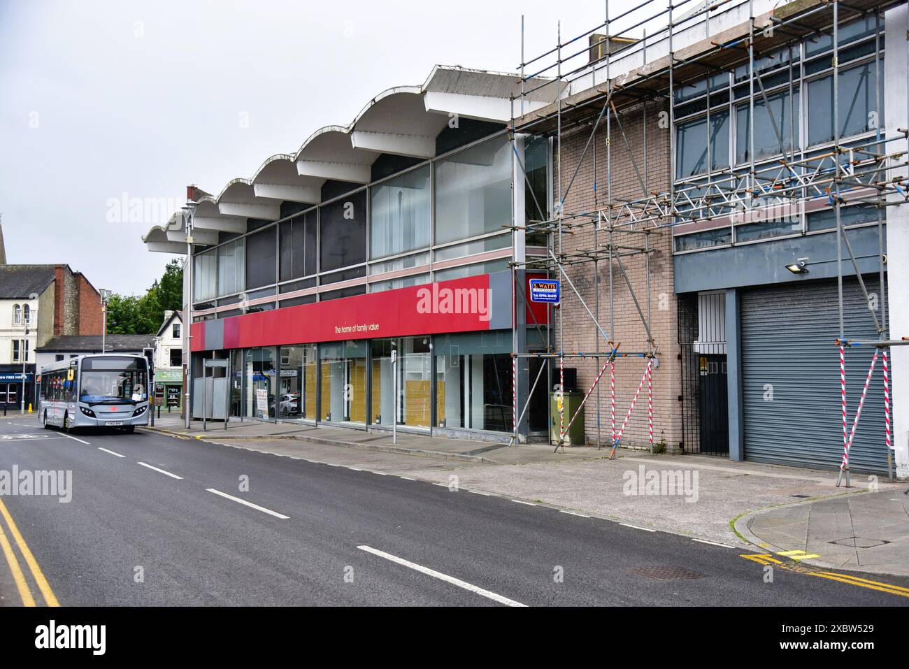 Le foto mostrano il centro di Bridgend, 3 settimane prima delle elezioni generali del 2024, un posto chiave per il Partito Laburista. Foto Stock