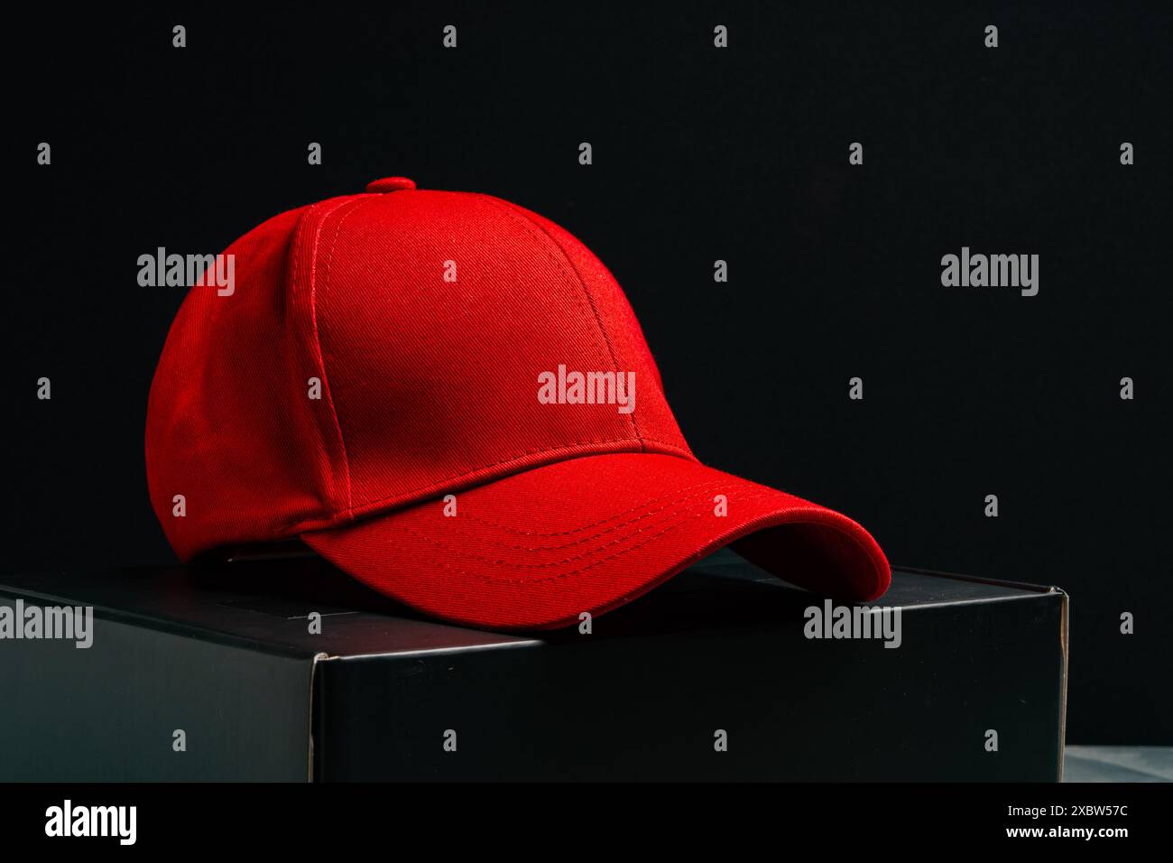 Cappellino da baseball su sfondo nero Foto Stock