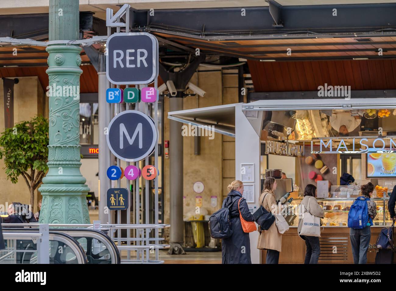 Parigi, Francia - 17 maggio 2024: Vista dei cartelli che portano alla stazione della metropolitana e delle linee RER alla stazione Gare du Nord di Parigi Francia Foto Stock