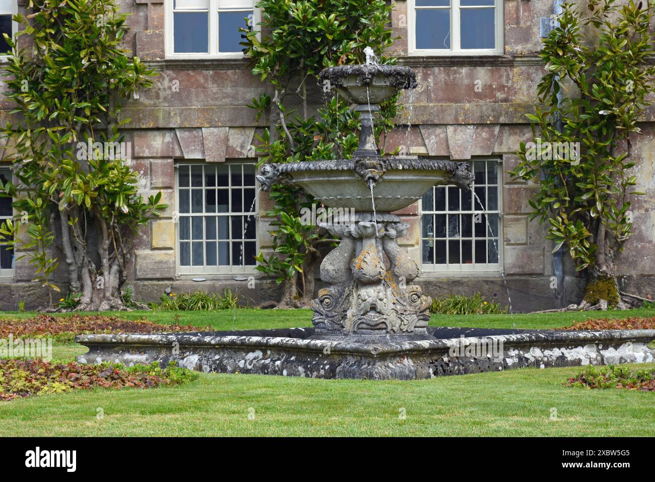 Fontana ornamentale, Stourhead House and Garden, Stourton, Warminster, Wiltshire, Inghilterra, REGNO UNITO Foto Stock