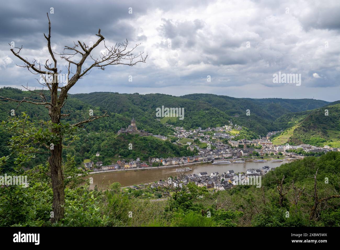 Cochem, Germania - 30 maggio 2024: Immagine panoramica di Cochem con l'antico castello il 30 maggio 2024 in Renania-Palatinato, Germania Foto Stock