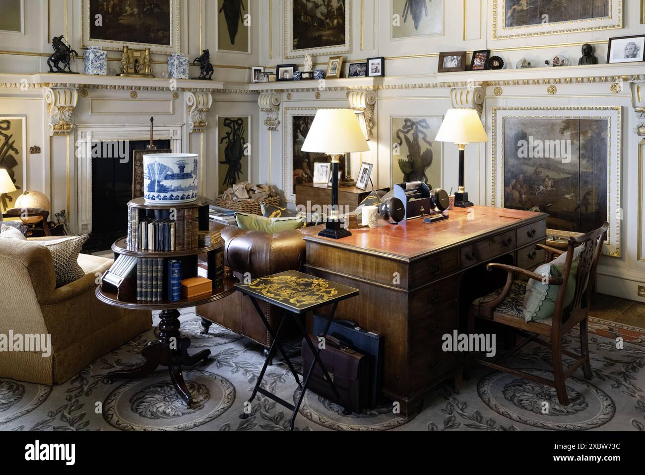 Wilton House, Wilton, Salisbury, Wiltshire, Inghilterra, Regno Unito - vista interna dell'ufficio privato. Foto Stock