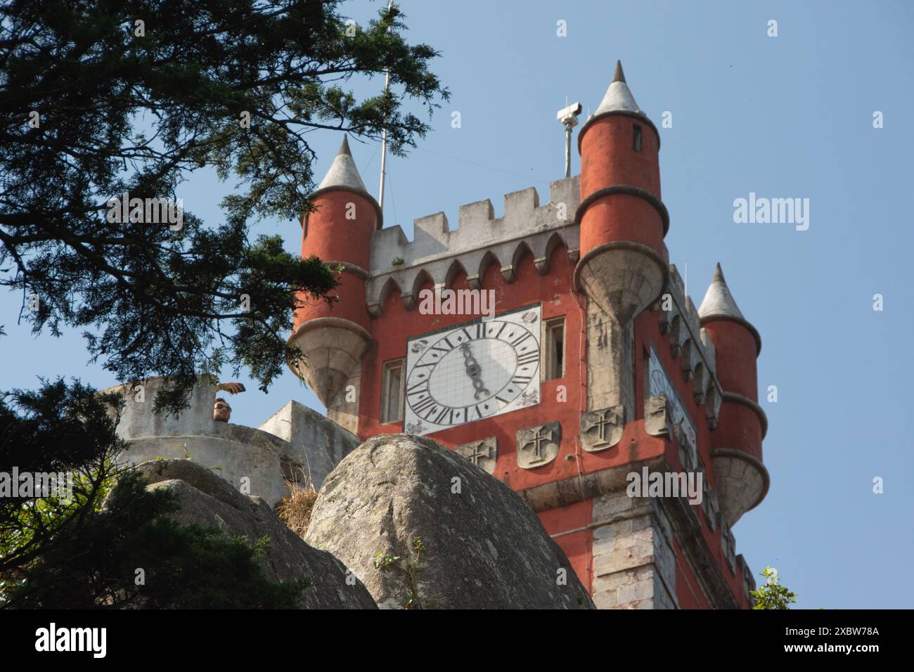 Vue en contre-plongée de la Plus haute tour du Palacia da pena. /// CONTEXTE : le Palacio da pena, à Sintra, est un chateau coloré en haut d'une c Foto Stock