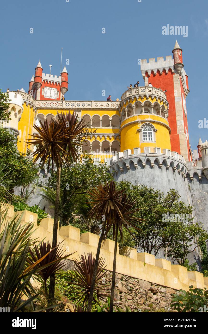 Vue en contre-plongée du Palacia da pena. /// CONTEXTE : le Palais pena à Sintra, est un chateau coloré en haut d'une colline. Ancienne demeure de Foto Stock
