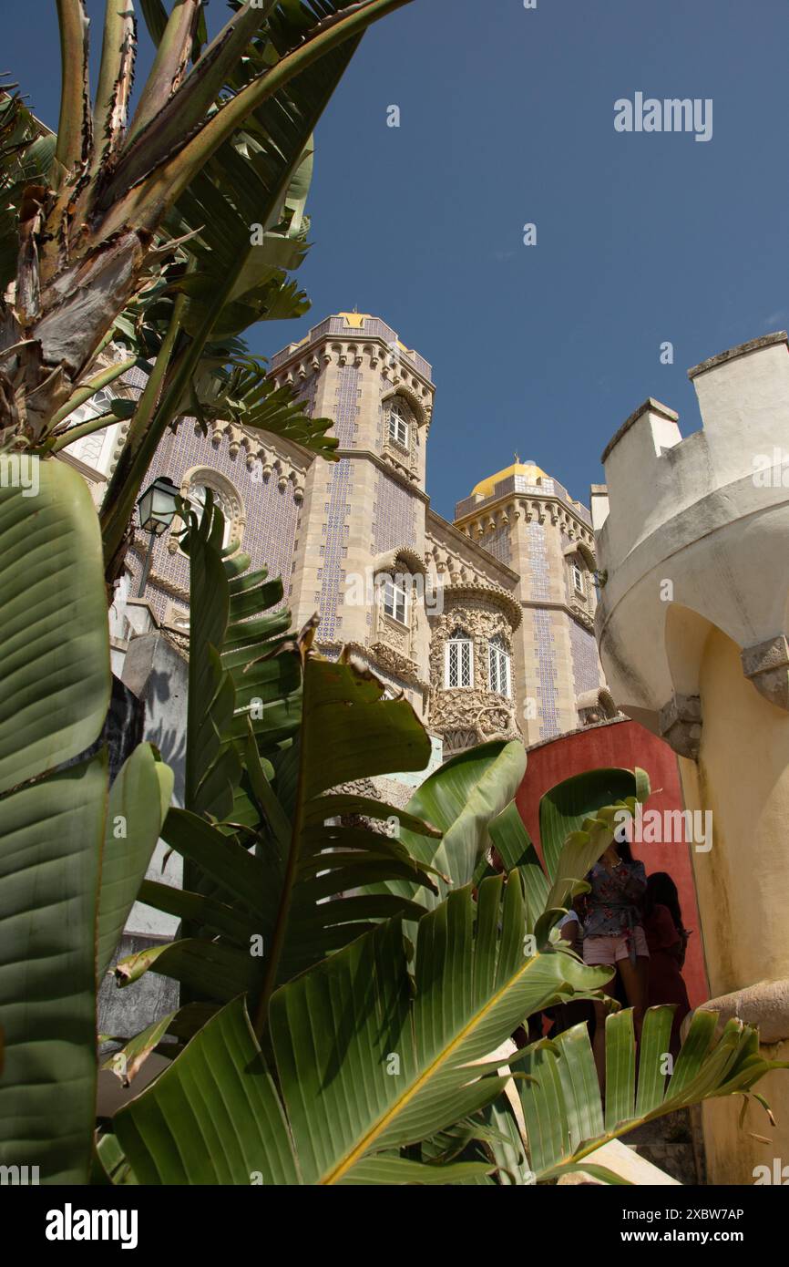 Vue en contre-plongée du Palacia da pena. /// CONTEXTE : le Palacio da pena, à Sintra, est un chateau coloré en haut d'une colline. Ancienne demeu Foto Stock