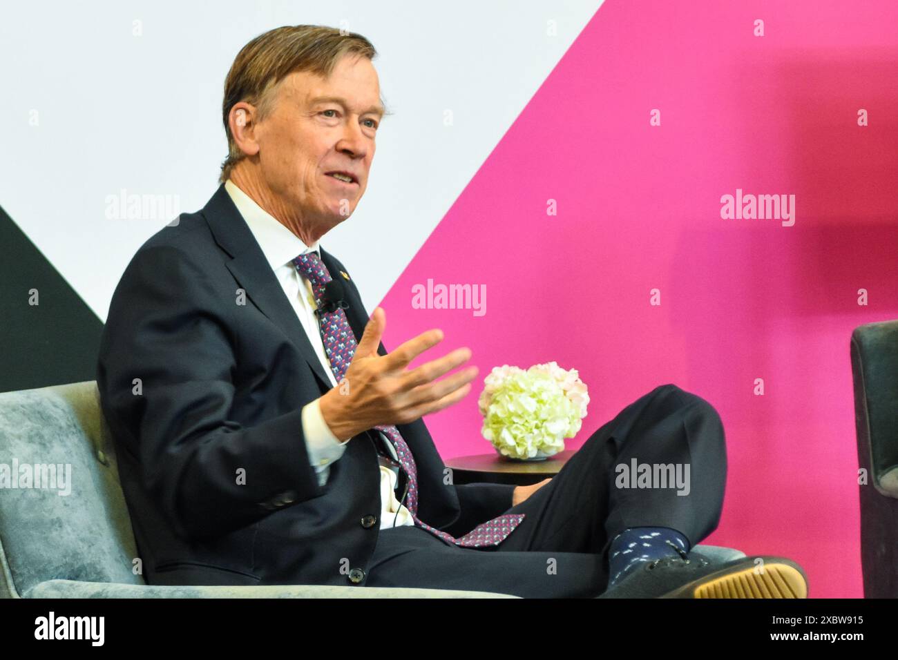 Il senatore John Hickenlooper (D-Co.), intervistato da Punchbowl News, 12 giugno 2024, sulle prospettive per nuove leggi sull'intelligenza artificiale e la politica del Senato. Foto Stock