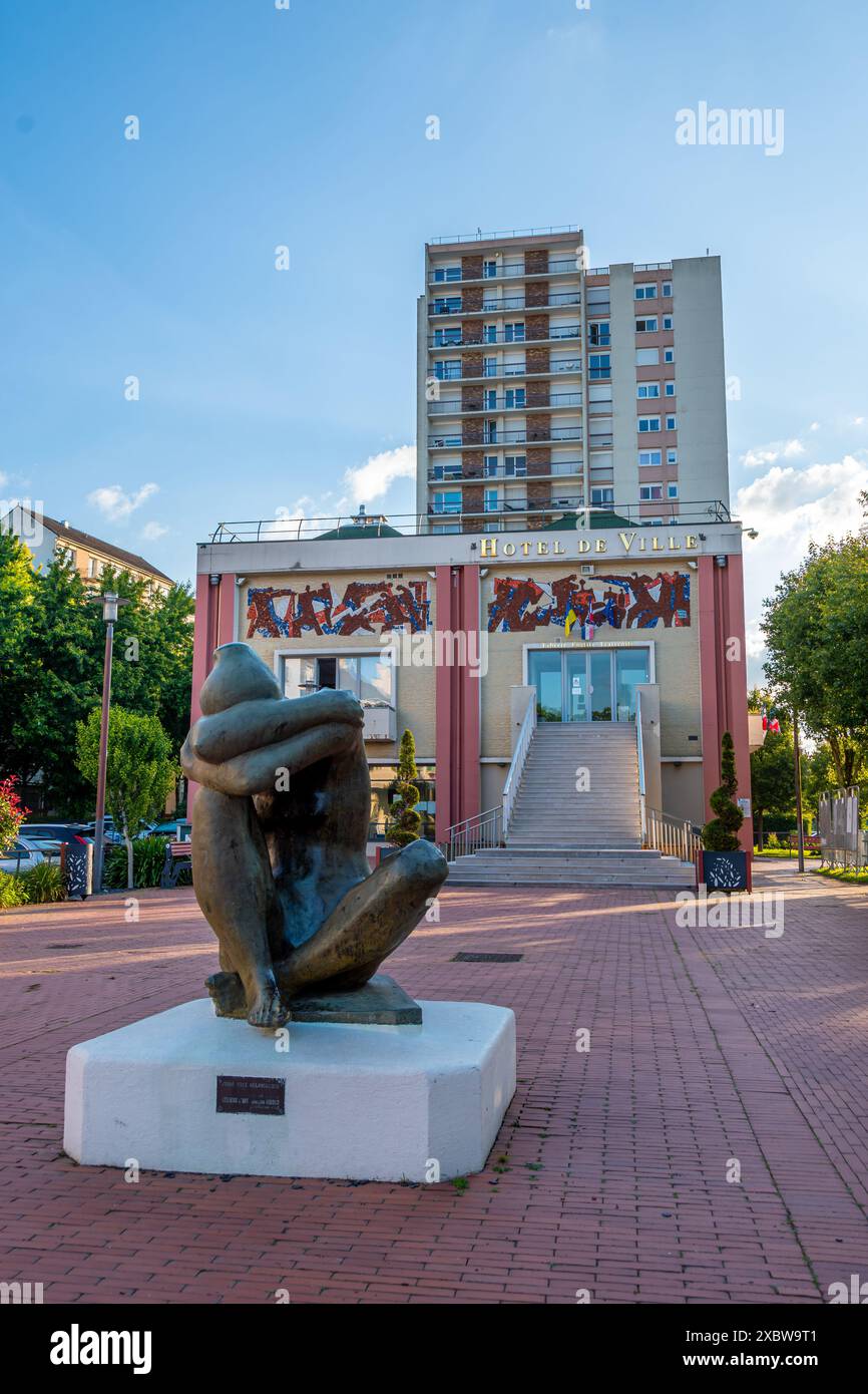 Vista esterna del municipio di Maurepas, Francia, nel dipartimento francese di Yvelines, con una statua dello scultore Gérard Ramon in primo piano Foto Stock