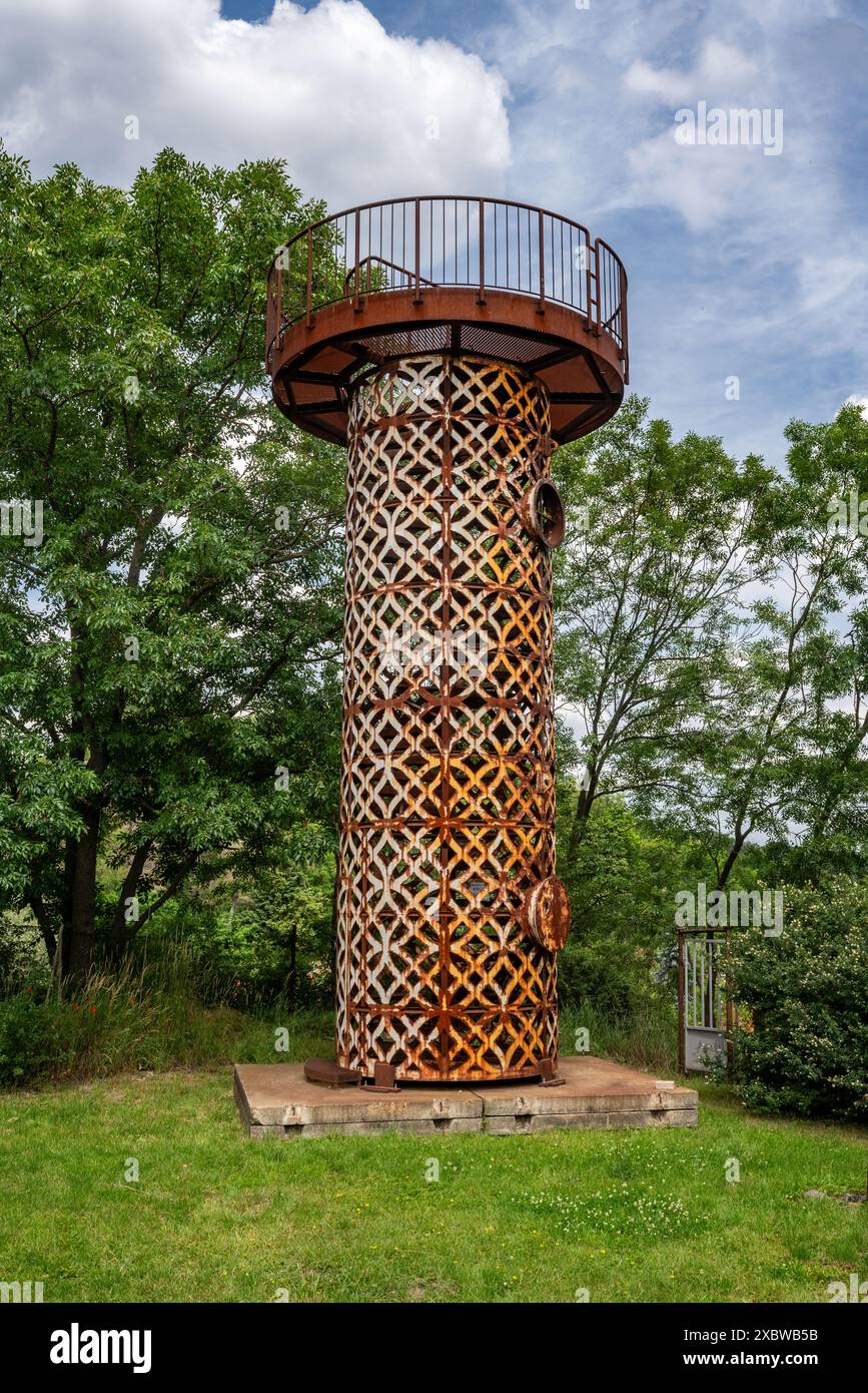 Torre di osservazione "Štrykovaná" al giardino Bubec, parco giochi e parco a Řeporyje, Praga. Realizzato dallo scultore Česmír Suška da una vasca di stoccaggio. Foto Stock