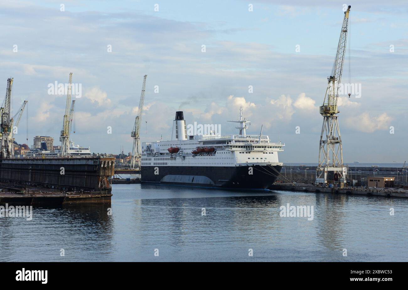 12 giugno 2024: Il traghetto di 40 anni GNV Azzurra ospita centinaia di agenti di polizia trasferiti dalla nave da crociera Goddess of the Night, originariamente noleggiato per ospitare più di 2.000 membri della sicurezza durante il vertice del G7 a Brindisi, in Italia, ma questo è trattenuto dalla giustizia italiana a causa delle accuse dell'unione dei Carabinieri su problemi igienici e di alloggio a bordo della nave di 20 anni. Conosciuta come Costa Magica, la nave da crociera fu venduta alla Greek Holding Seajets nel 2023. A breve ribattezzata Mykonos Magic, la nave dovrebbe iniziare una nuova carriera a luglio con Neonyx Cruises. Crediti: Kevin Izorce/Alamy Live News Foto Stock