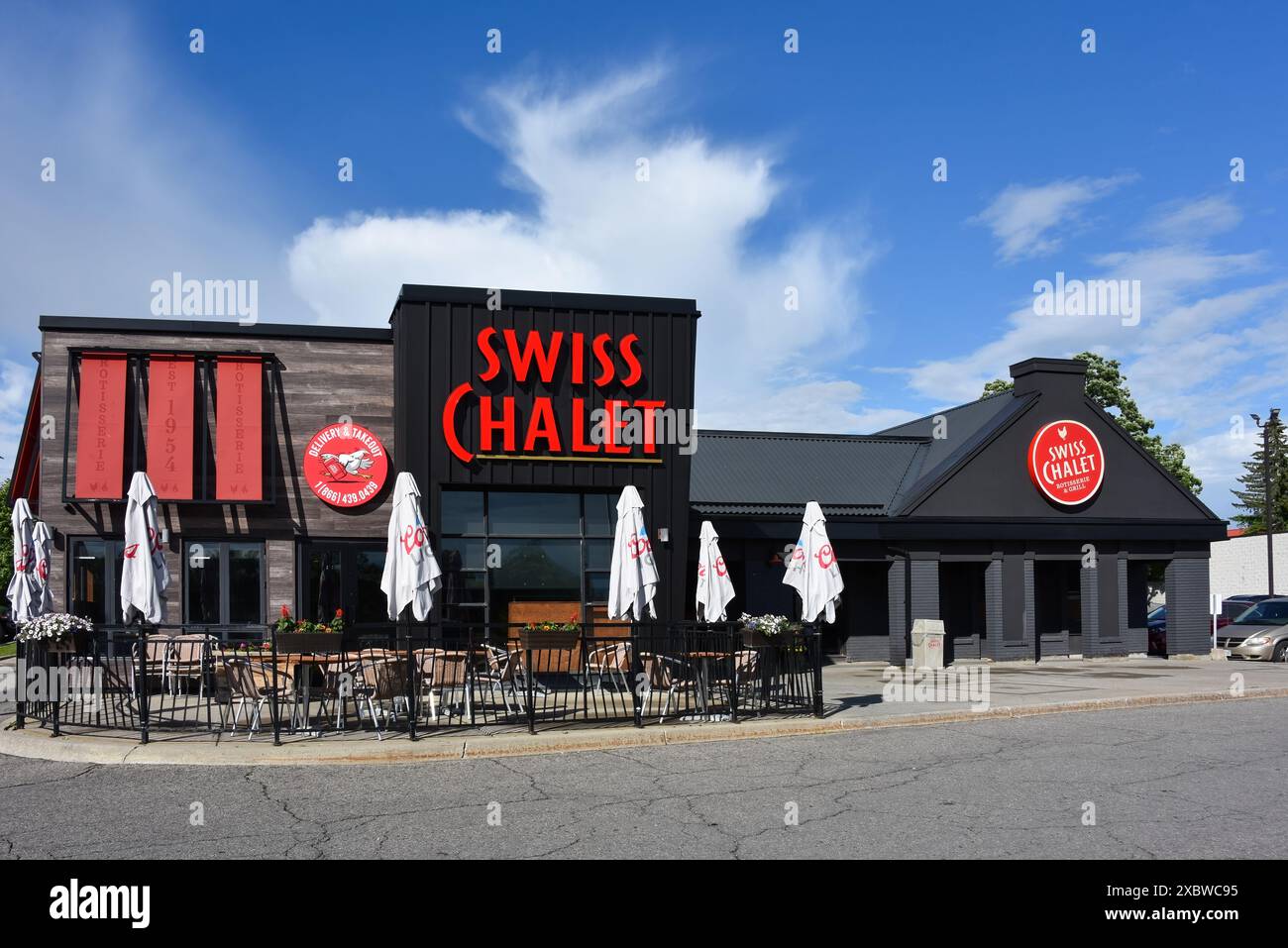 Ottawa, Canada - 9 giugno 2024: Chalet svizzero in stile chalet a Kanata, un sobborgo di Ottawa. Lo Swiss Chalet è una famosa catena di ristoranti informali. E' stata fondata Foto Stock