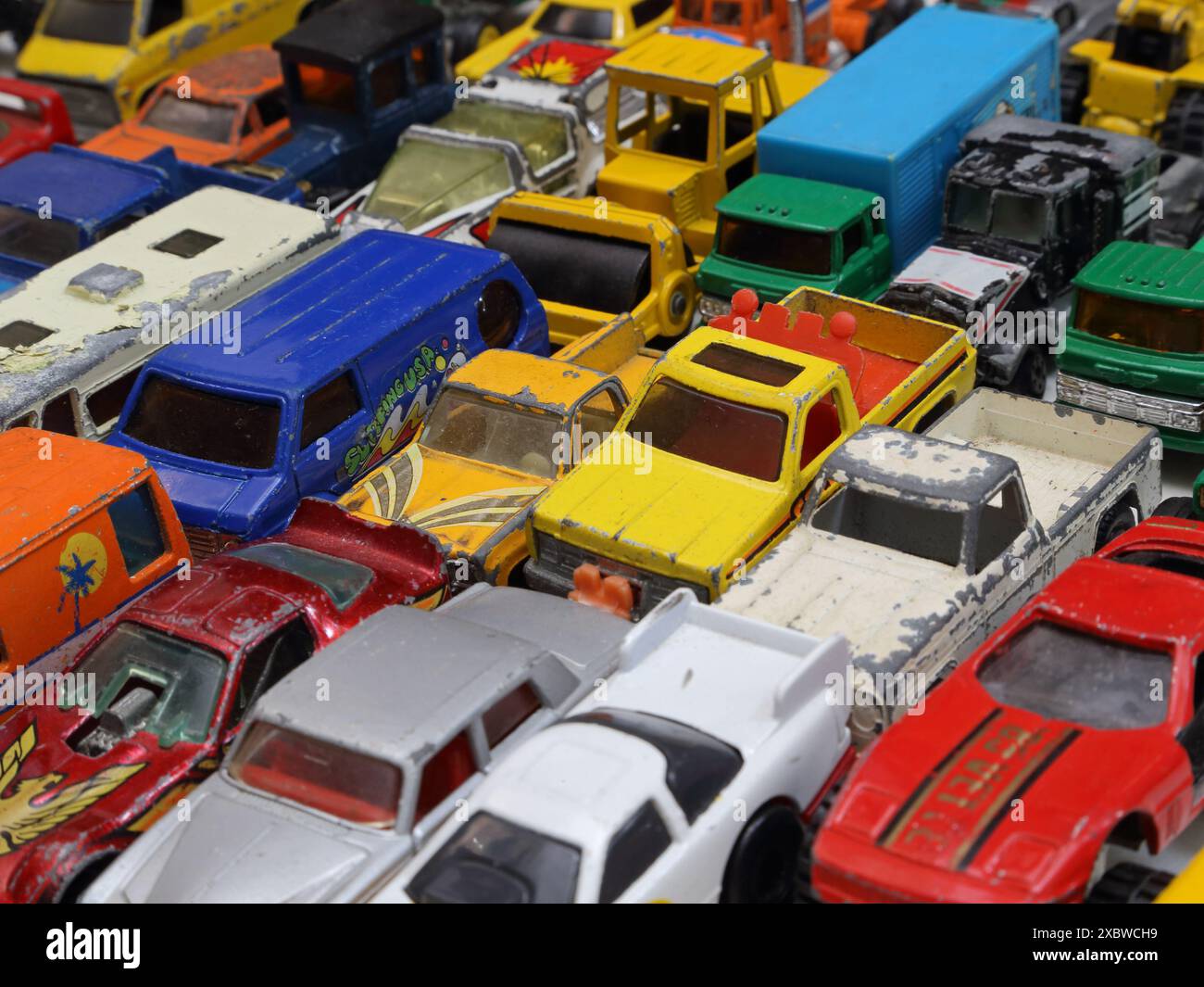 Stati Uniti - 5 maggio 2023: Vengono mostrati molti vecchi e consumati cerchi e veicoli giocattolo Matchbox (auto da corsa d'epoca, berline, auto sportive, camion da lavoro e molto altro). Foto Stock