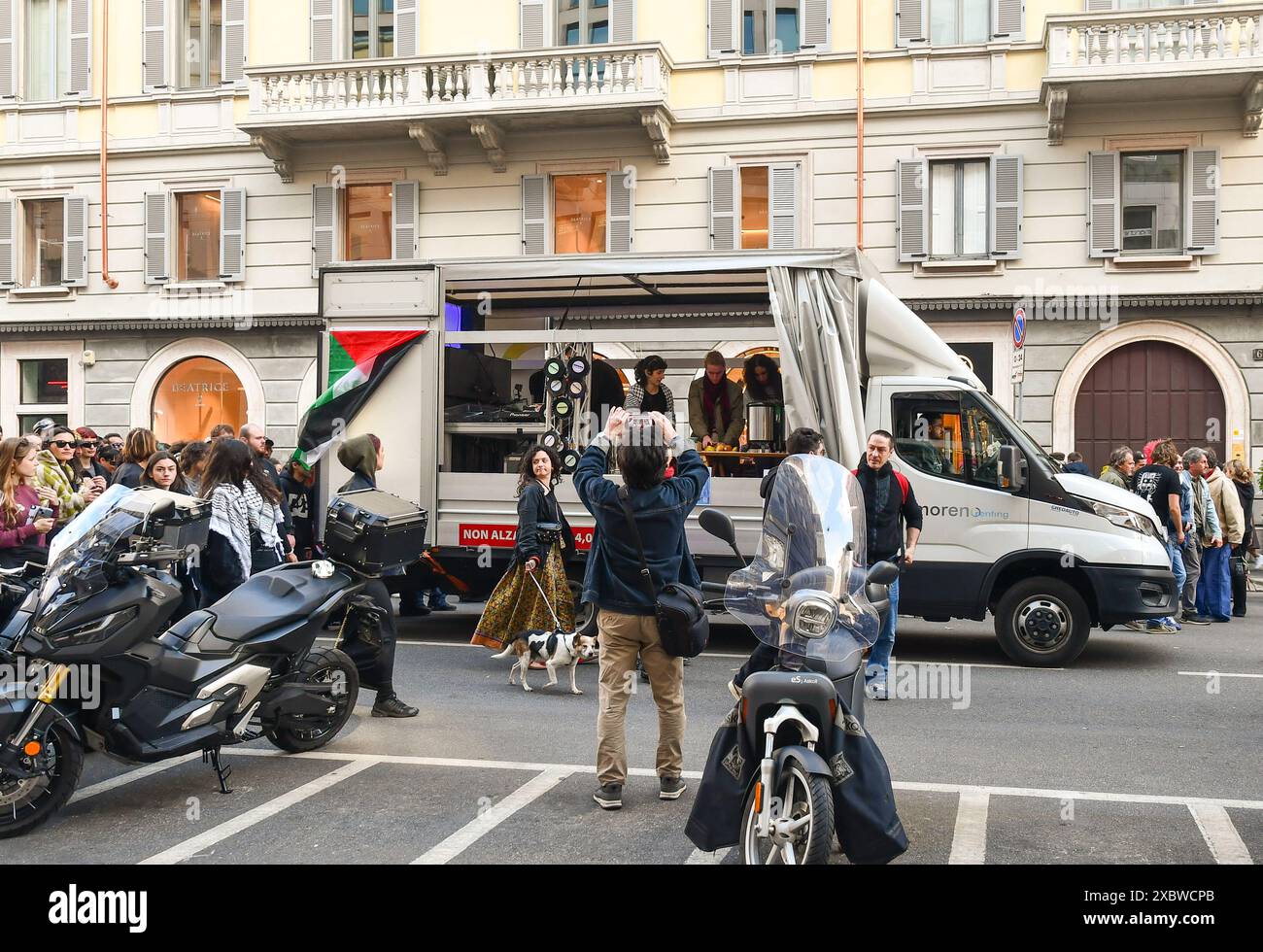 Un dj set che vende estratto di frutta passando in corso Venezia alla sfilata antifascista del 25 aprile, Festa della Liberazione, Milano, Lombardia, Italia Foto Stock