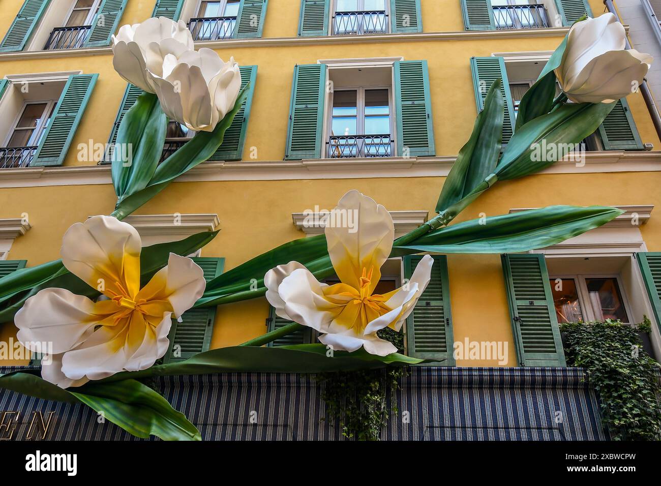 Decorazione floreale tridimensionale con enormi tulipani sulla facciata del flagship store Ralph Lauren in via della Spiga, Milano, Lombardia, Italia Foto Stock