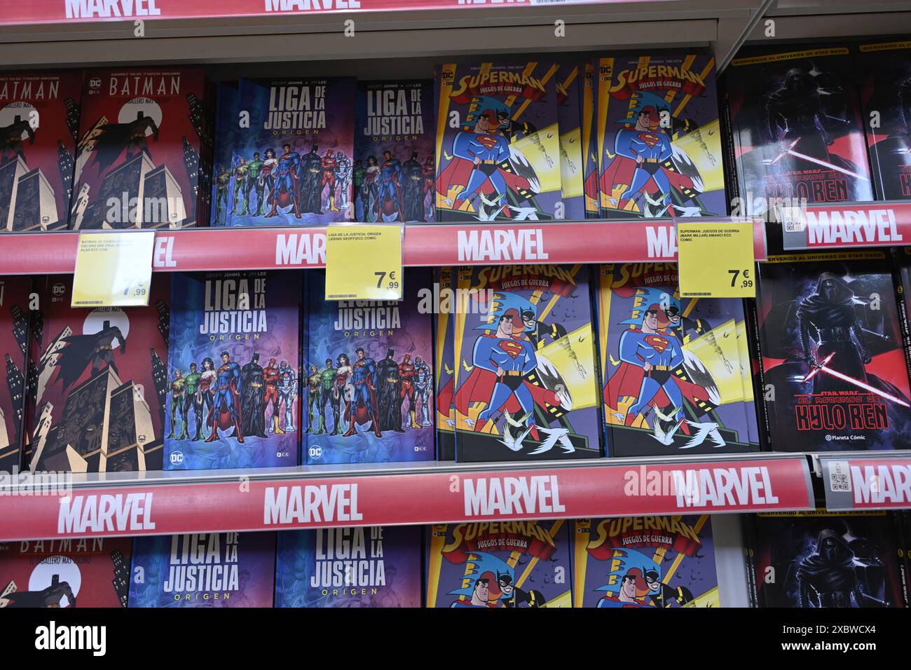 Supermercato spagnolo, esposizione di popolari fumetti Marvel, Carrefour, Spagna Foto Stock