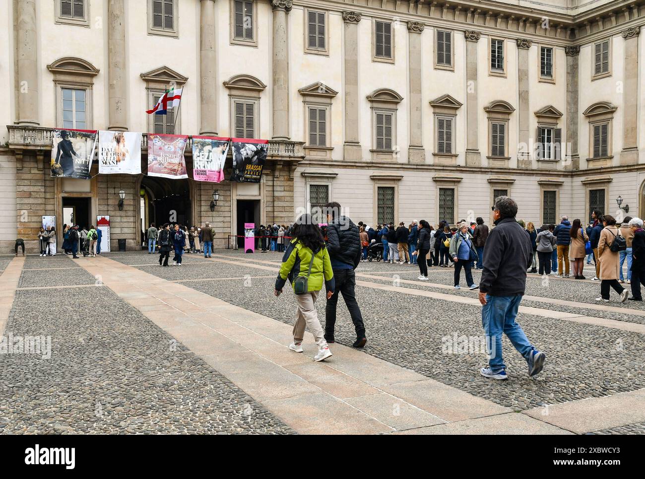 I turisti fanno la fila per entrare nel Palazzo reale, sede di mostre d'arte internazionali e centro culturale, Piazza del Duomo, Milano, Lombardia, Italia Foto Stock