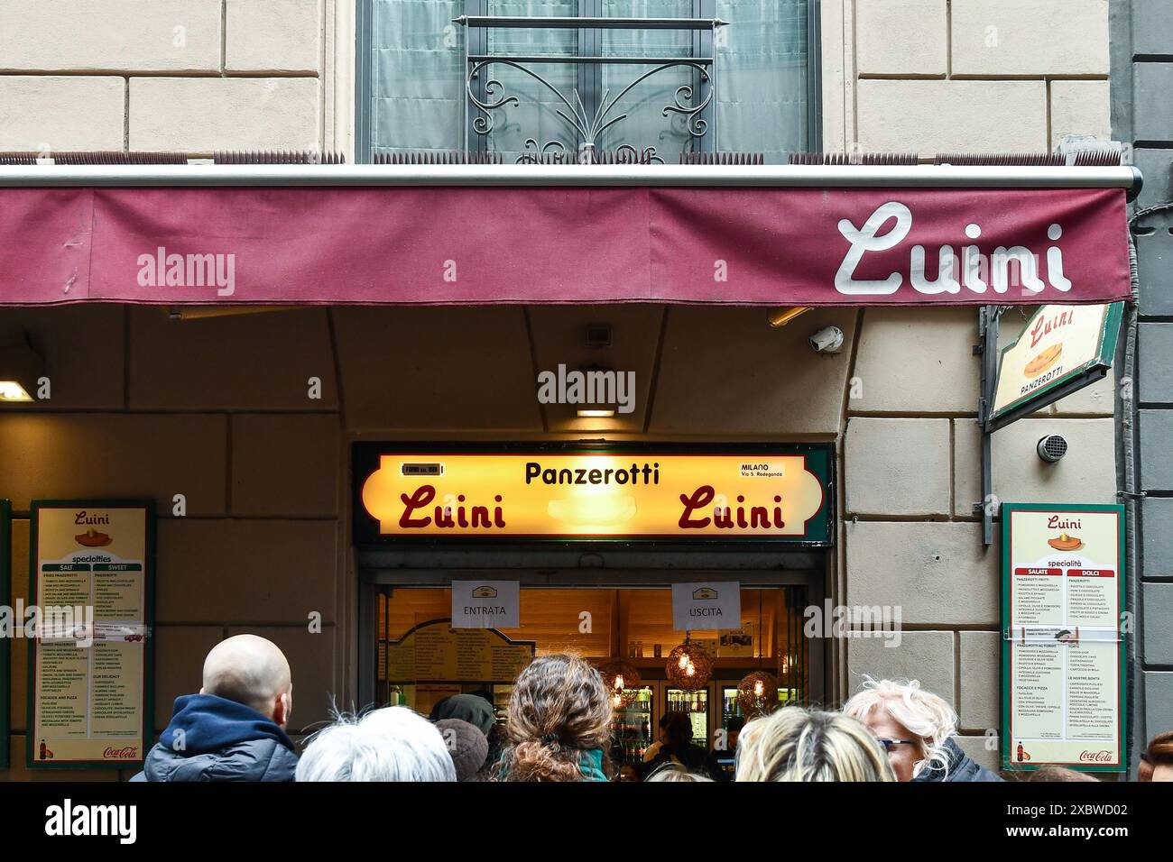 Di fronte al famoso panificio Luini, aperto nel 1949, a breve distanza dal Duomo di Milano e famoso per i suoi panzerotti Street food, Milano, Italia Foto Stock