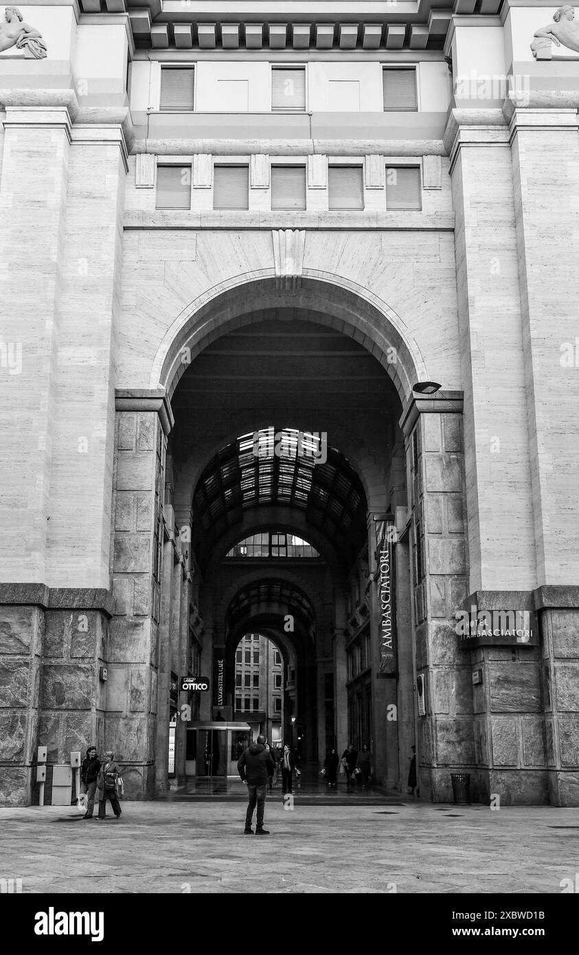 B&W Ingresso ad arco della Galleria del corso da Piazza Cesare Beccaria nel centro storico di Milano, Lombardia, Italia Foto Stock