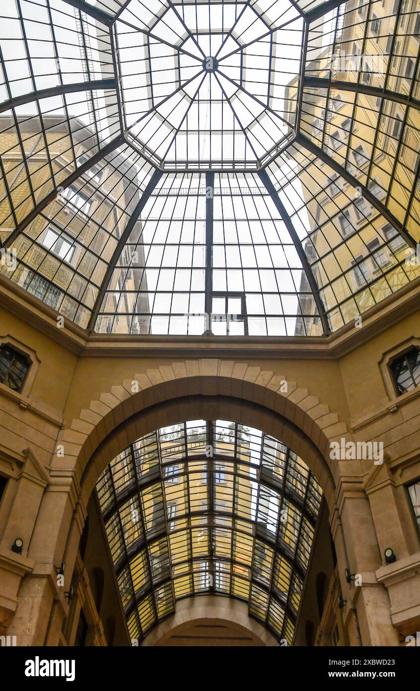 Vista dall'angolo basso della cupola in ferro e vetro della Galleria del corso, un importante centro commerciale nel centro della città (1923), Milano, Lombardia, Italia Foto Stock