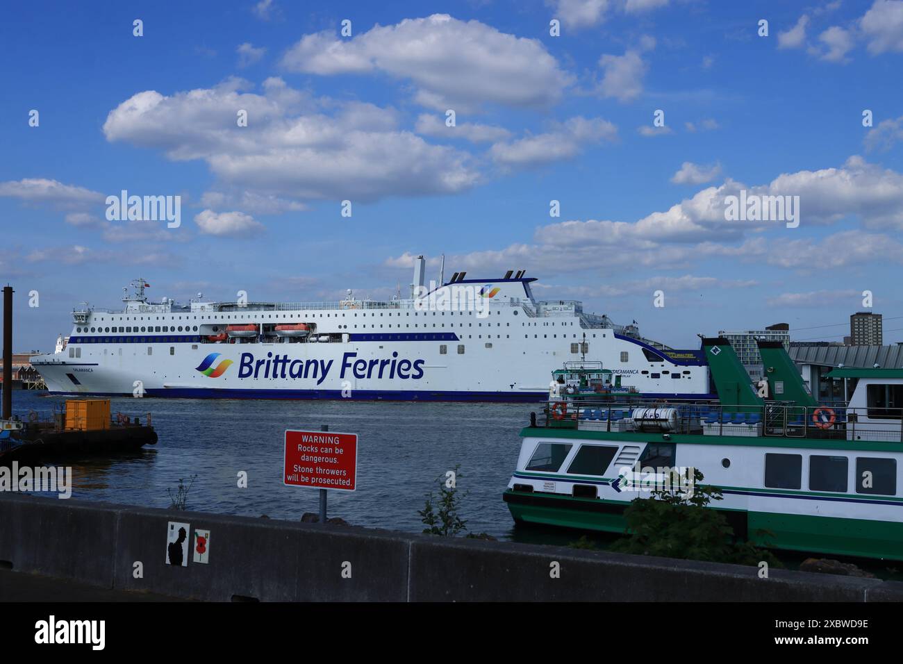 Gosport, Hampshire, Inghilterra. 2 giugno 2024: Salamanca, di proprietà di Brittany Ferries, e nave da crociera alimentata a GNL (gas naturale liquido), che ha 358 cabine ed è anche un vettore di veicoli. Questa enorme nave è vista qui da Gosport e domina lo stretto porto. Foto Stock