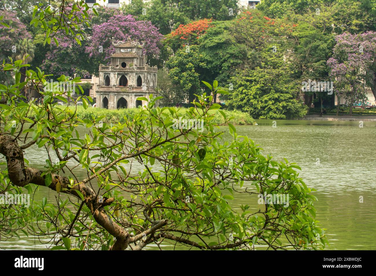 Accattivante, sorprendente, mozzafiato, avvincente, eccellente, gloriosa e intrigante Torre delle tartarughe imperdibili nel lago Hoan Kiem, città vecchia di Hanoi, Vietnam Foto Stock