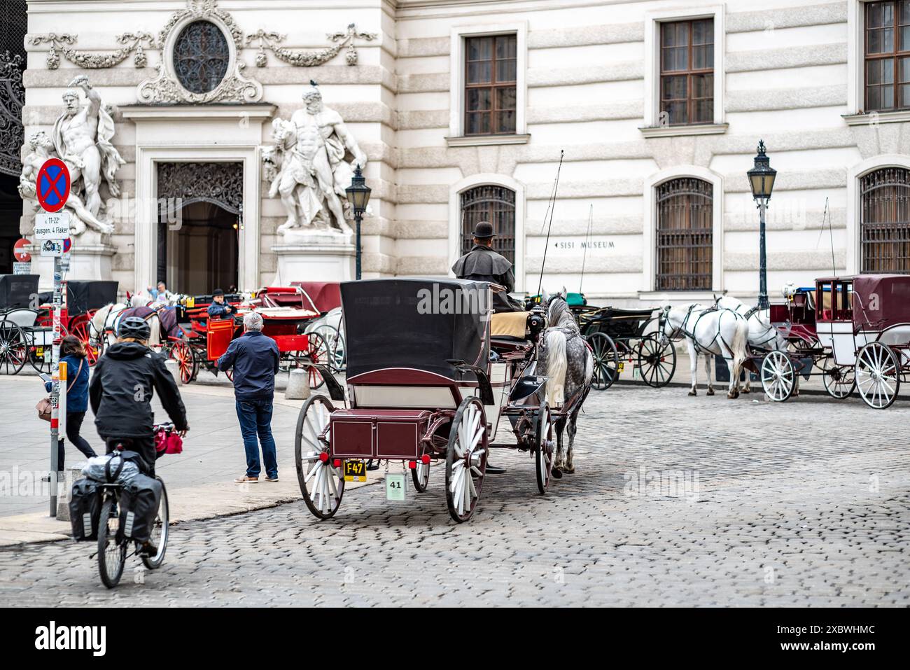 Cavalli da carro turistico White Lipizzaner, addestrati alla Scuola di equitazione spagnola di Vienna, capitale dell'Austria, il 2 maggio 2023 Foto Stock