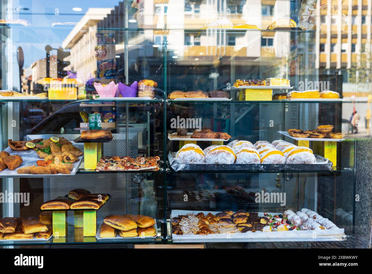 Oporto, Portogallo - 24 novembre 2023: Esposizione di una pasticceria e panetteria a Porto o Oporto, Portogallo Foto Stock