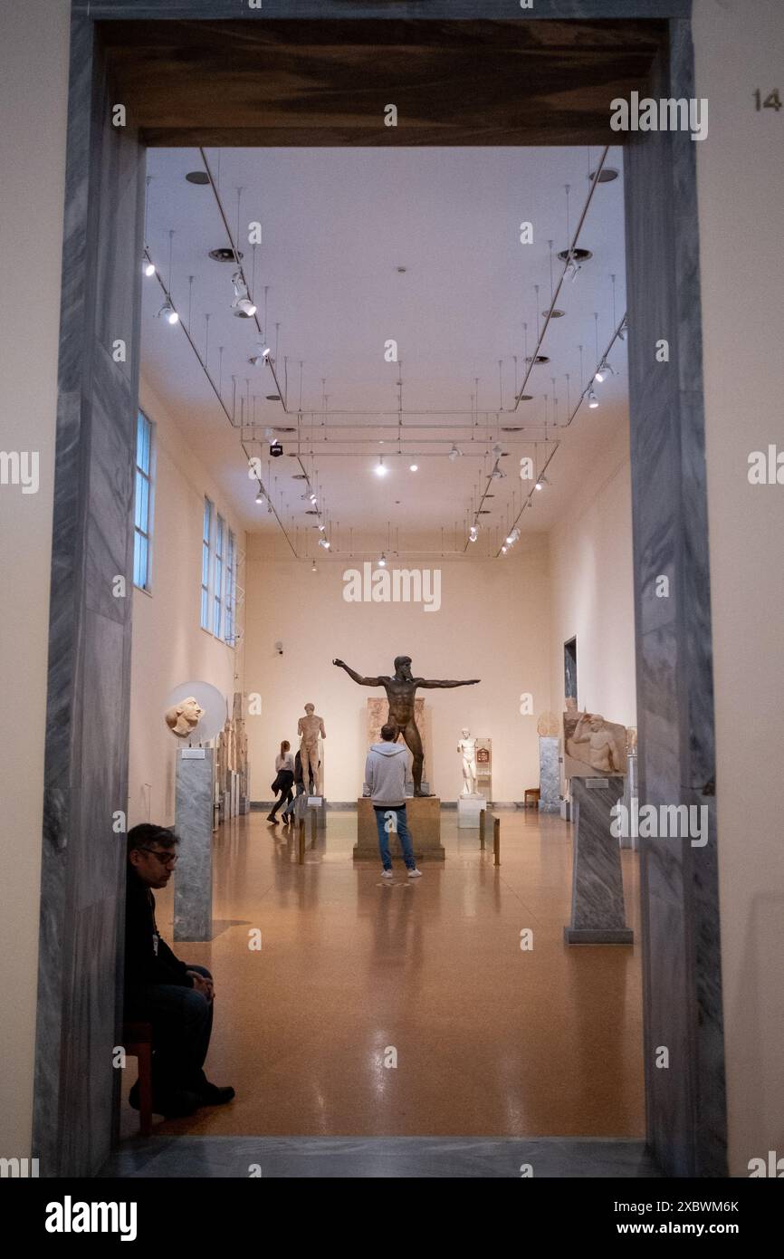 Sala con un'antica statua in bronzo del dio dell'Artemisione, Zeus o Poseidone, attribuita a Calamina, al centro, presso il Museo Archeologico Nazionale Mu Foto Stock