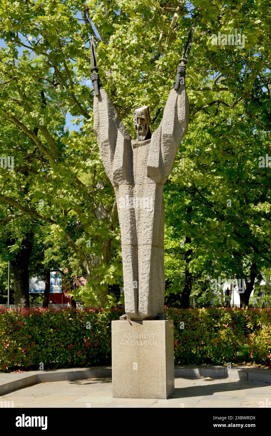 Statua di San Clemente di Ocrida o San Clemente Ohridski a Sofia in Bulgaria come studioso scrittore e illuminatore degli slavi, dei Balcani, dell'Europa orientale, UE Foto Stock