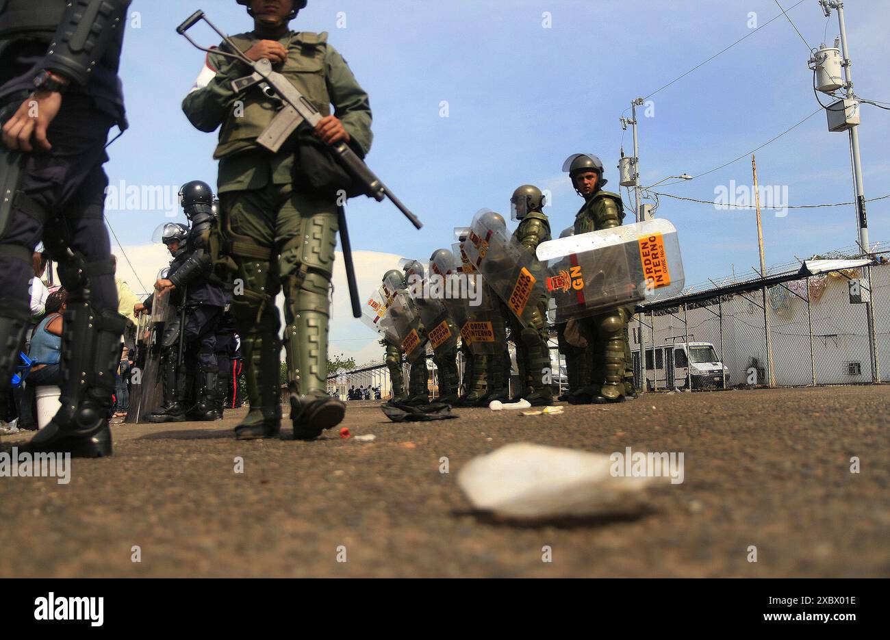 Venezuela-Maracaibo-06-13-2024. I membri della Guardia nazionale bolivariana (GNB) sorvegliano le strutture della prigione di Sabaneta questo giovedì 13 giugno, nella città di Maracaibo, Venezuela. Ci sono più di 20 prigioni che rimangono in sciopero della fame nel paese, l'Osservatorio carcerario venezuelano (OVP). Ha riferito che i detenuti chiedono un tempestivo aggiornamento dei loro capi d'imputazione, la concessione di misure umanitarie, i trasferimenti nelle prigioni d'origine, e anche il rispetto per le riduzioni delle condanne che, secondo loro, non sono state soddisfatte. Denunciano inoltre il ritardo procedurale del sistema e il presunto errore Foto Stock