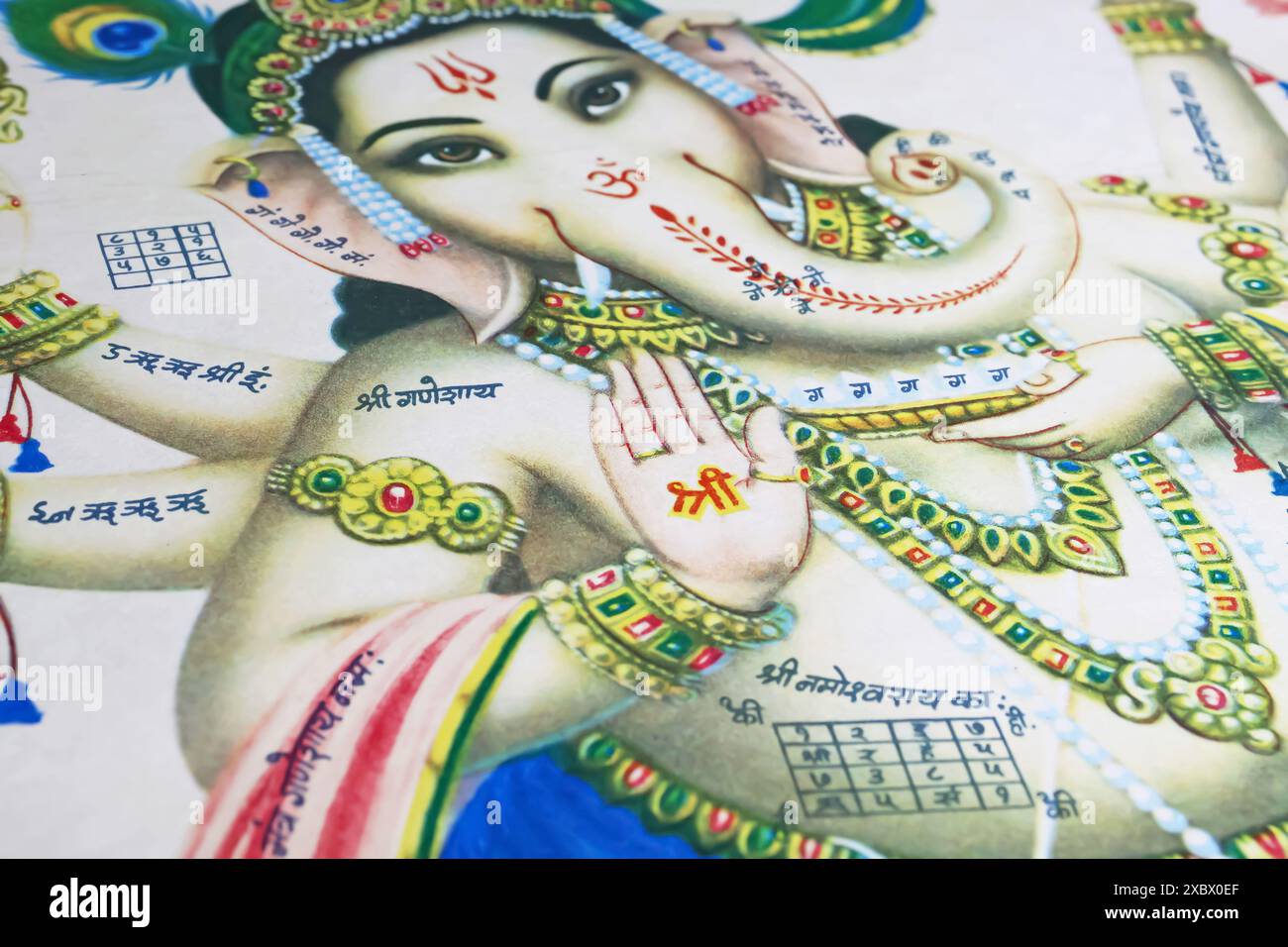 Viersen, Germania - 9 maggio. 2024: Dettaglio del dipinto indiano Ganesha, benedizione mano palma, madaka ricompense di Sadhana, mantra sanscrito Foto Stock