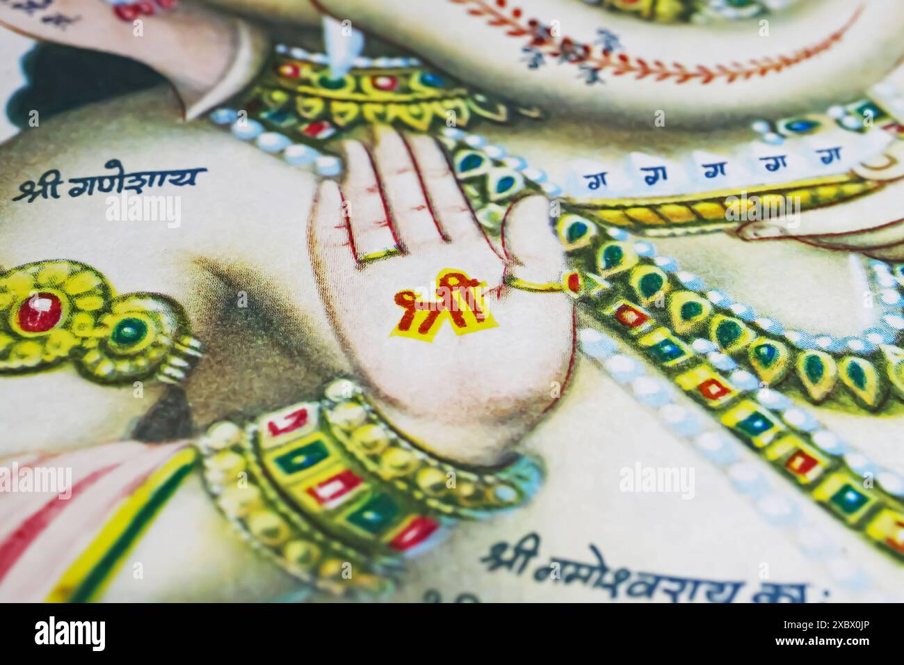 Viersen, Germania - 9 maggio. 2024: Primo piano della benedizione Ganesha palmo della mano con lettere sanscrite e mantra Foto Stock