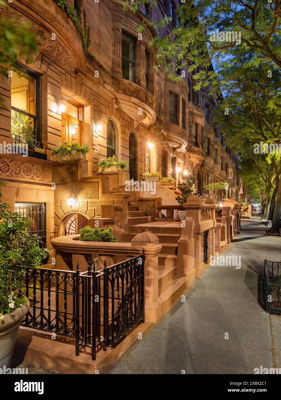 Vista serale dell'iconica pietra arenaria nell'Upper West Side di New York. Row of Brownstones si trova nel Central Park West Historic District, Manhattan Foto Stock
