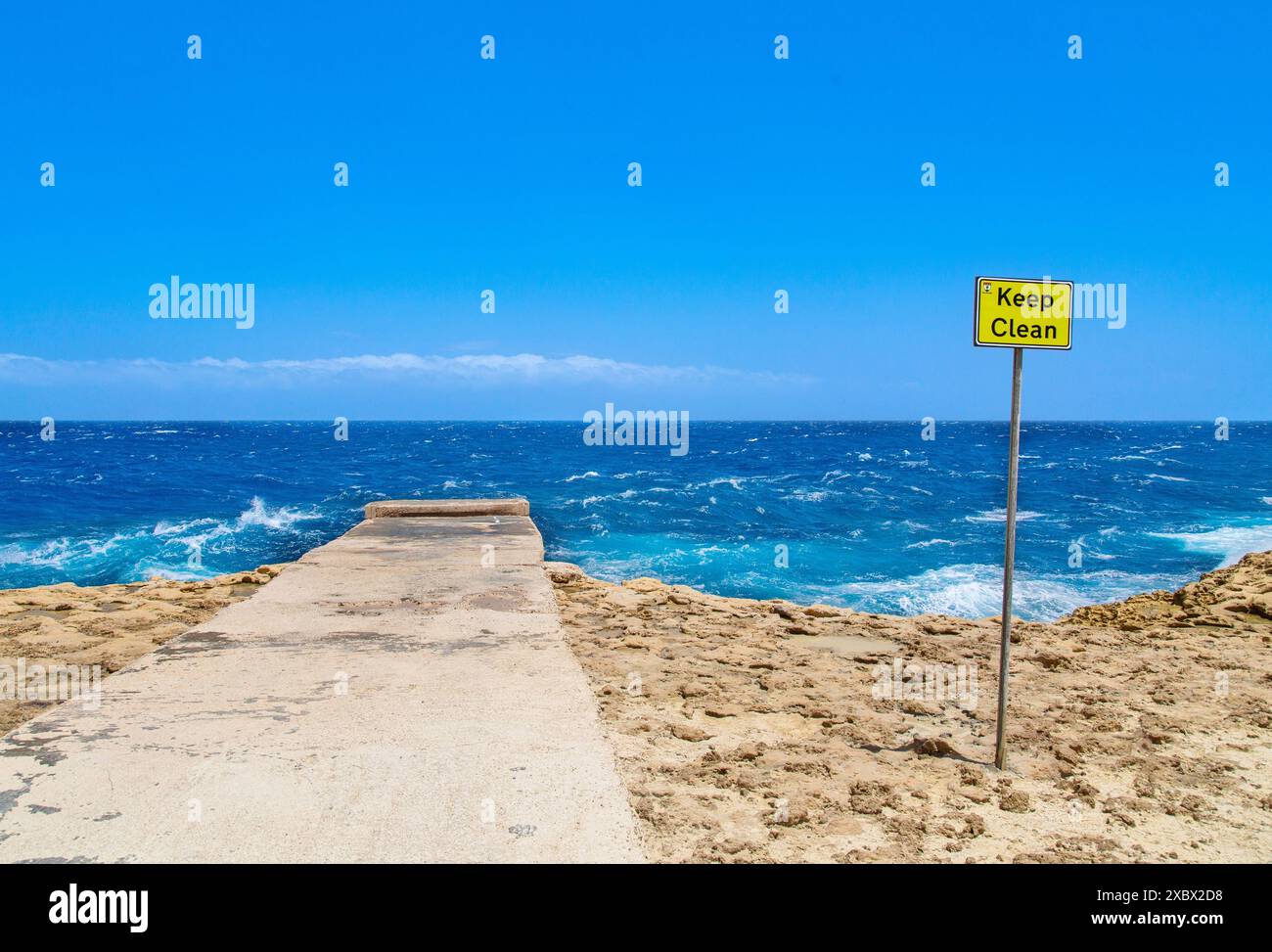 Cartello "Mantieni pulito" sulla spiaggia di Xwenji Bay vicino a Zebbug, Gozo, Malta Foto Stock