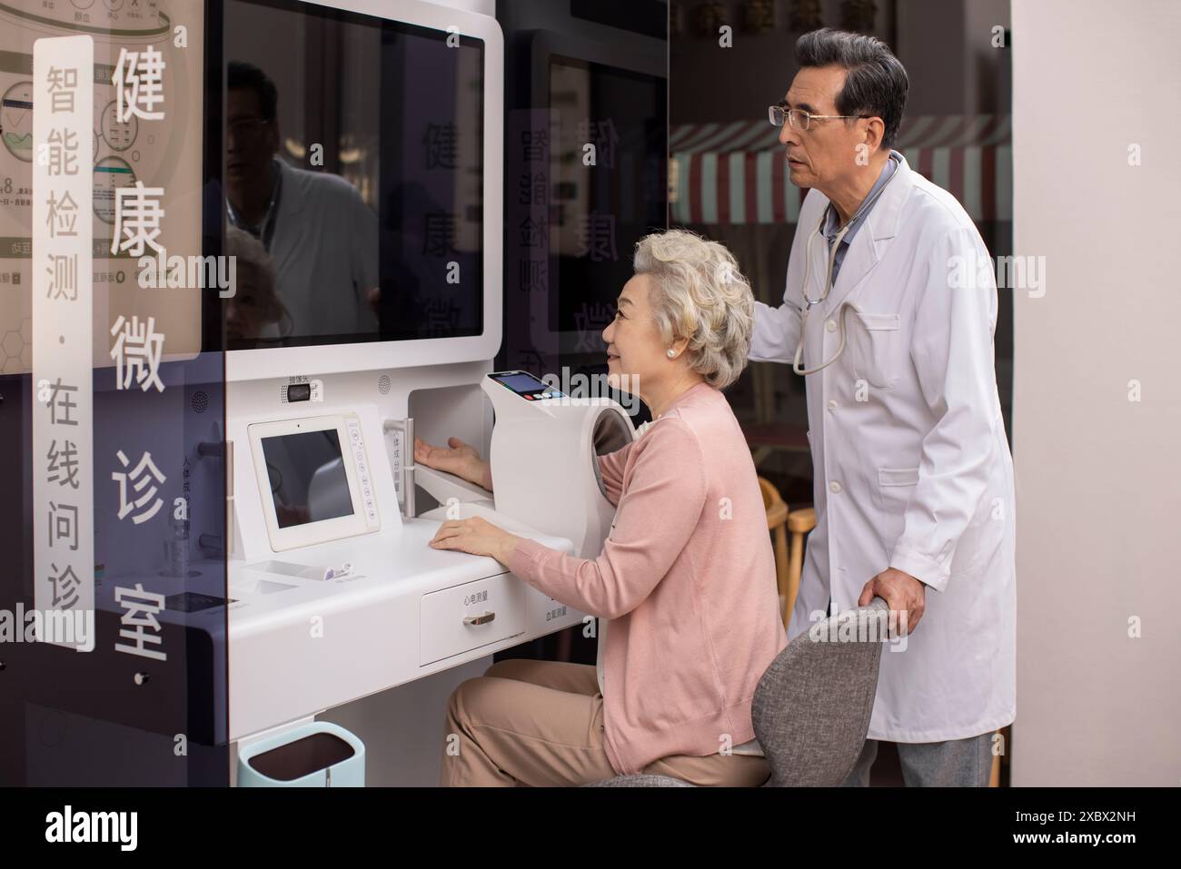 Adulti anziani nella clinica comunitaria Foto Stock