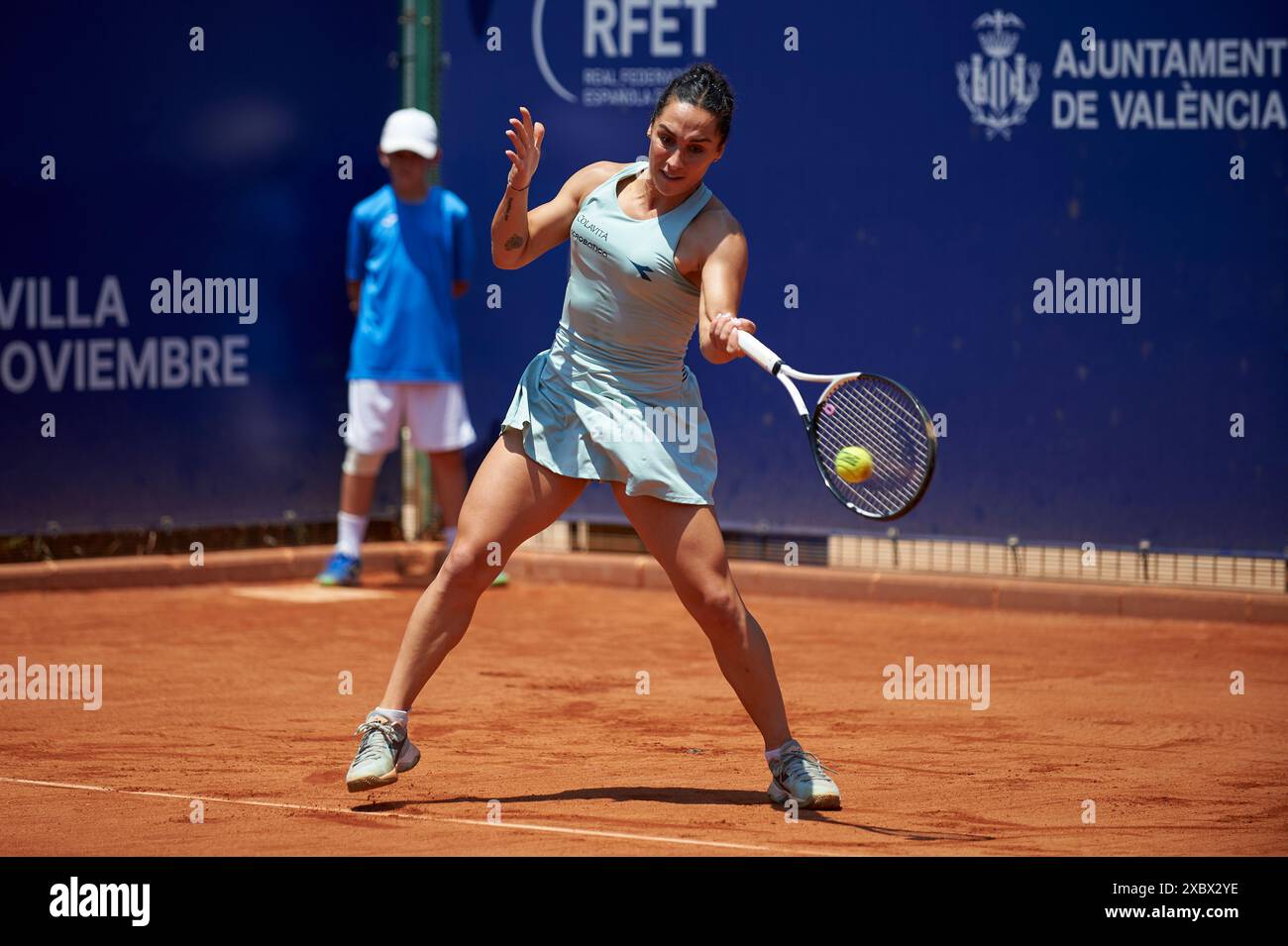 Martina Trevisan dall'Italia in azione contro Ann li dagli Stati Uniti durante il BBVA Open Internacional di Valencia allo Sporting Tennis Valencia. Ann li di Foto Stock