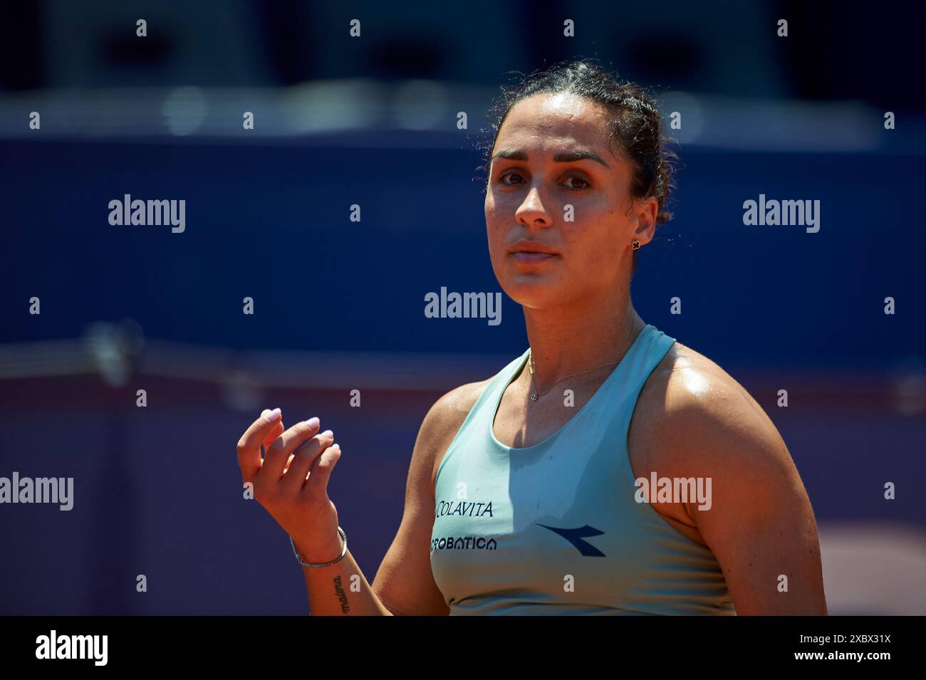 Martina Trevisan dall'Italia in azione contro Ann li dagli Stati Uniti durante il BBVA Open Internacional di Valencia allo Sporting Tennis Valencia. Ann li di Foto Stock