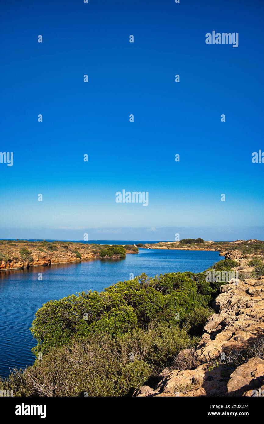La foce di Yardie Creek nel Cape Range National Park, Australia Occidentale. Rocce con vegetazione dell'entroterra, in lontananza l'Oceano Indiano Foto Stock