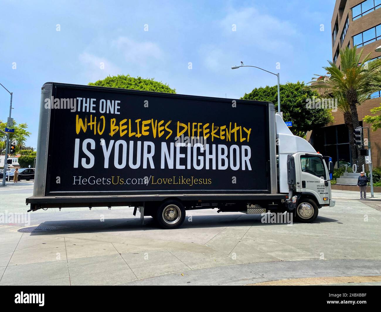 Un autocarro o un cartellone mobile per la campagna "chi crede diversamente è il tuo vicino" a Santa Monica, California Foto Stock