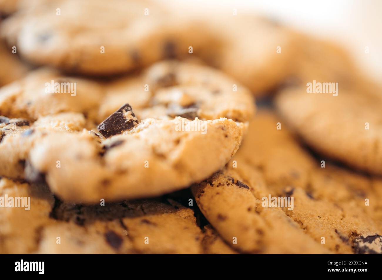 Primo piano di un vassoio di biscotti con scaglie di cioccolato. Festa di compleanno. Foto Stock