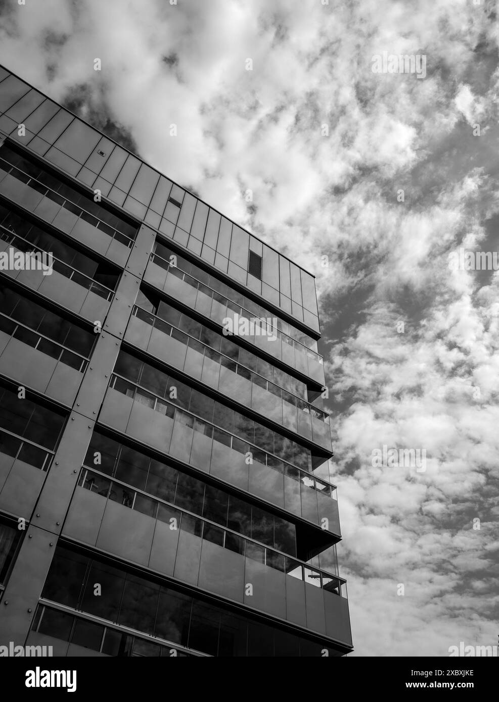 Vista ad angolo basso di un edificio moderno contro il cielo Foto Stock