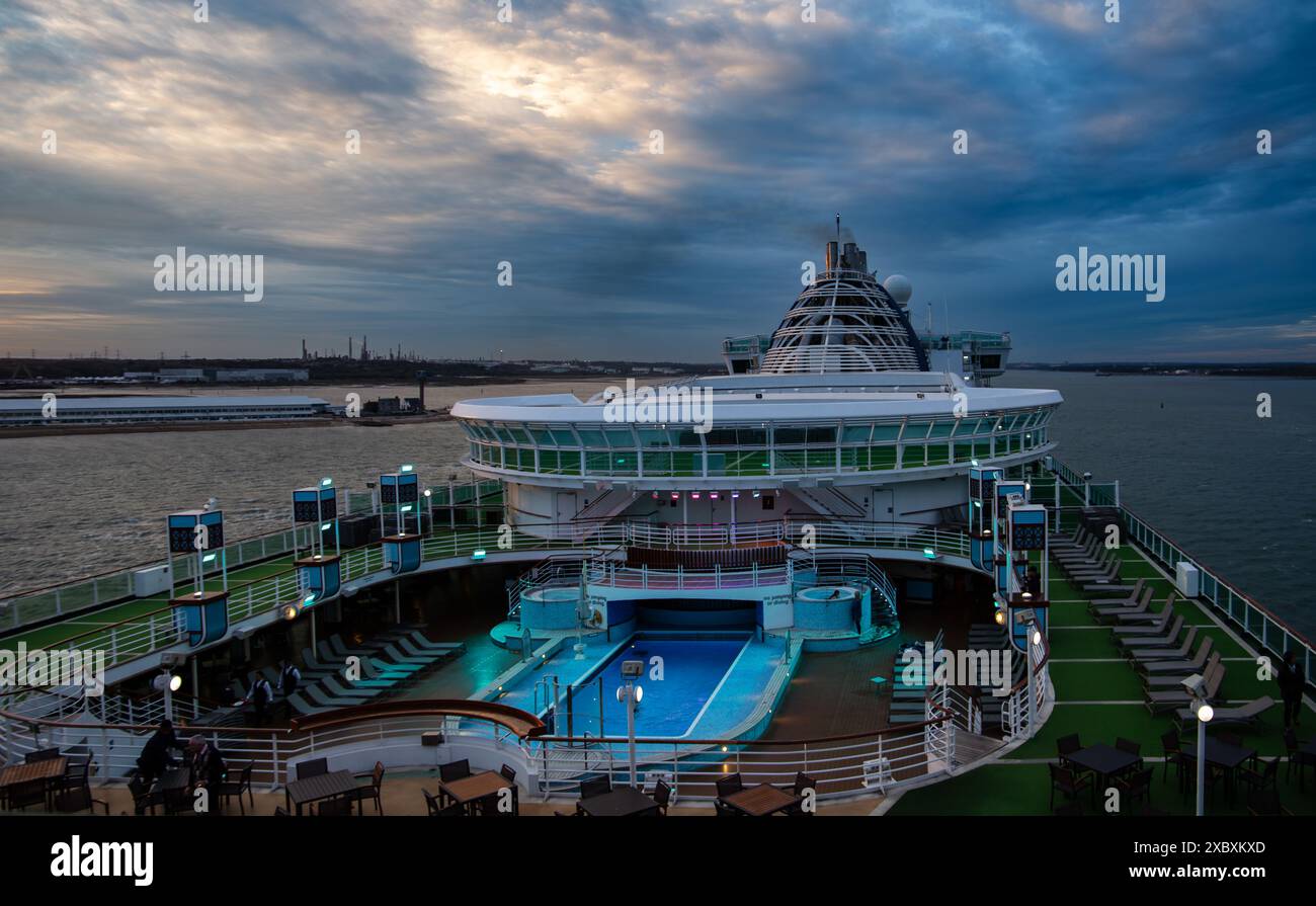 La nave da crociera P&o Ventura lascia Southampton al crepuscolo con piscine e aree relax sotto un cielo colorato Foto Stock