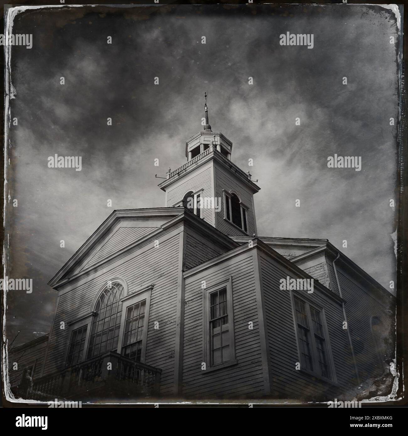 Vista dal basso angolo del Municipio con un cielo spettacolare Foto Stock