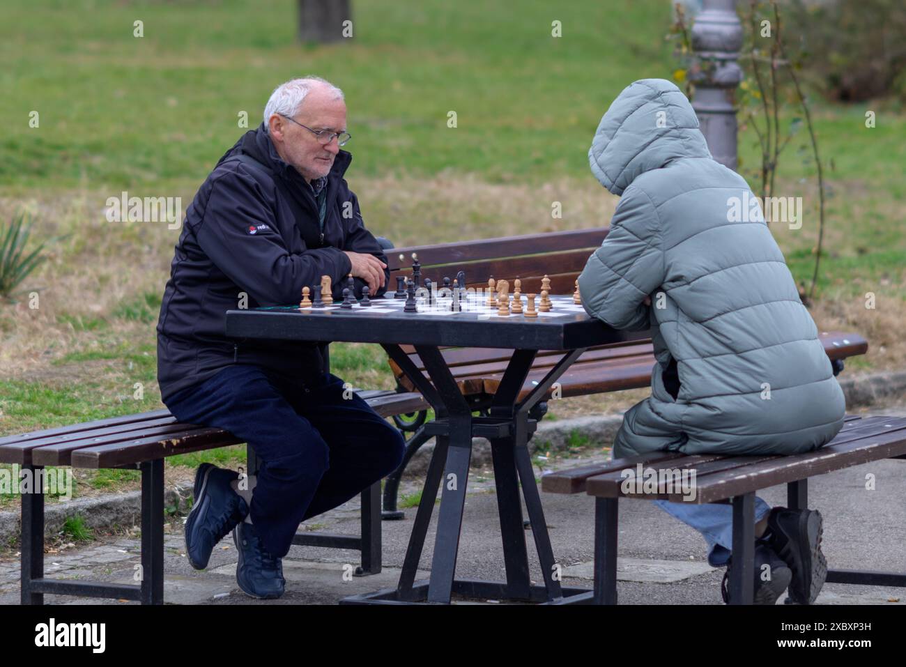 Persone che giocano a scacchi, passatempo preferito degli anziani nel parco Kalemegdan della Fortezza di Belgrado a Belgrado, capitale della Serbia, il 6 gennaio 2024 Foto Stock