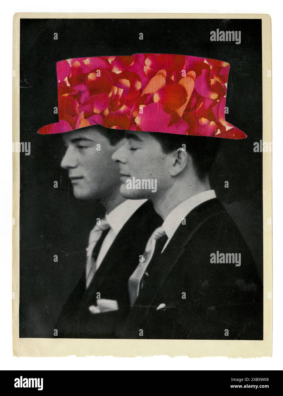 Due uomini vintage che indossano cappelli con petali di rosa Foto Stock