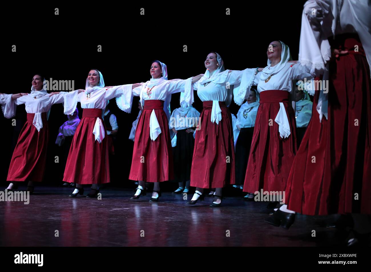 Odessa, Ucraina. 7 giugno 2024. Il Greek Dance Ensemble (leader Grigorios Hnarakis) si esibisce presso il centro culturale ebraico 'BEIT GRAND' Odessa è una città multinazionale con diverse religioni, culture, stili di danza intrecciati, motivi orientali, etnici e moderni, tutti fusi insieme dall'arte e dalla cultura di persone di diverse nazionalità. (Foto di Viacheslav Onyshchenko/SOPA Images/Sipa USA) credito: SIPA USA/Alamy Live News Foto Stock