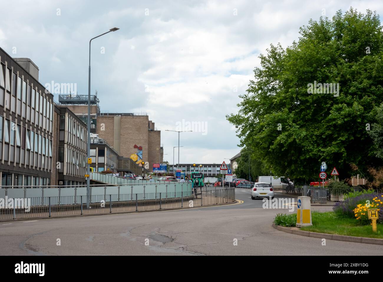 Rotatoria stradale e ingresso stradale all'ospedale Addenbrookes A&e incidenti e pronto soccorso e pazienti ambulatoriali Foto Stock