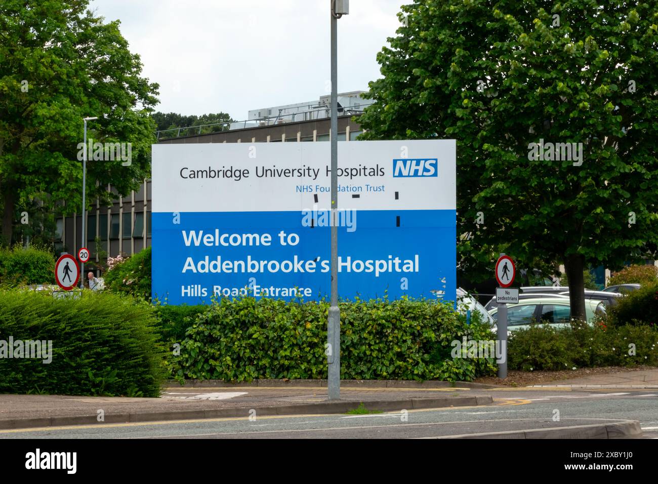 Cartello dell'ospedale Addenbrookes all'ingresso di Hills Road Foto Stock